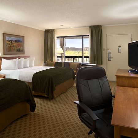 Days Inn & Suites By Wyndham Тринидад Екстериор снимка