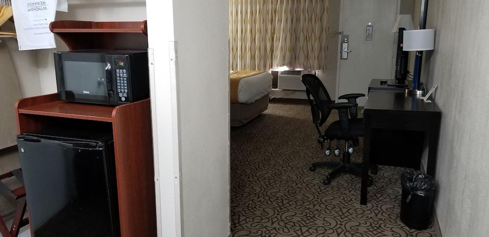 Days Inn & Suites By Wyndham Тринидад Екстериор снимка